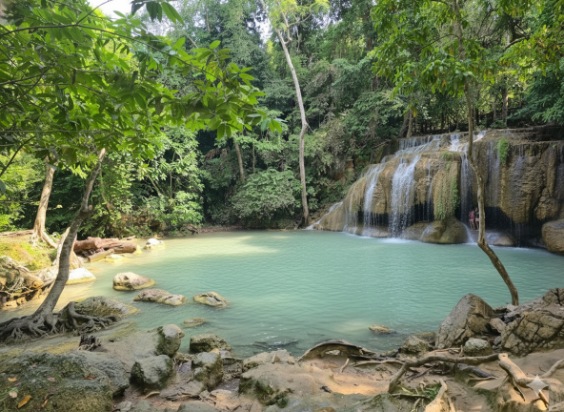 น้ำตกเอราวัณ ที่เที่ยวกาญจนบุรี — มหัศจรรย์แห่งสายน้ำสีมรกต และที่พักแกลมปิ้งวิวเขื่อนศรีนครินทร์ สุดโรแมนติก “Hilltop Erawan” น้ำตกเอราวัณ