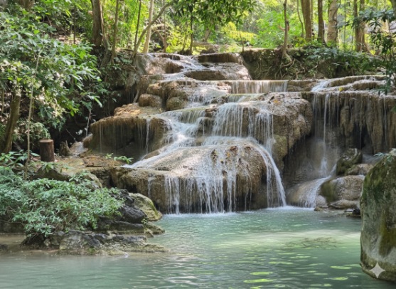 น้ำตกเอราวัณ ที่เที่ยวกาญจนบุรี — มหัศจรรย์แห่งสายน้ำสีมรกต และที่พักแกลมปิ้งวิวเขื่อนศรีนครินทร์ สุดโรแมนติก “Hilltop Erawan” น้ำตกเอราวัณ ที่เที่ยวกาญจนบุรี — มหัศจรรย์แห่งสายน้ำสีมรกต และที่พักแกลมปิ้งวิวเขื่อนศรีนครินทร์ สุดโรแมนติก “Hilltop Erawan”