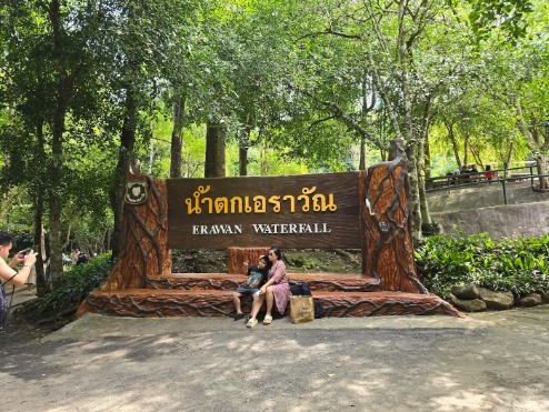 น้ำตกเอราวัณ ที่เที่ยวกาญจนบุรี — มหัศจรรย์แห่งสายน้ำสีมรกต และที่พักแกลมปิ้งวิวเขื่อนศรีนครินทร์ สุดโรแมนติก “Hilltop Erawan” น้ำตกเอราวัณ